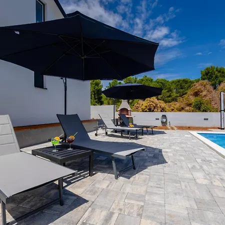 New! In With Private Pool - Ta Leut Agency Willa Vir