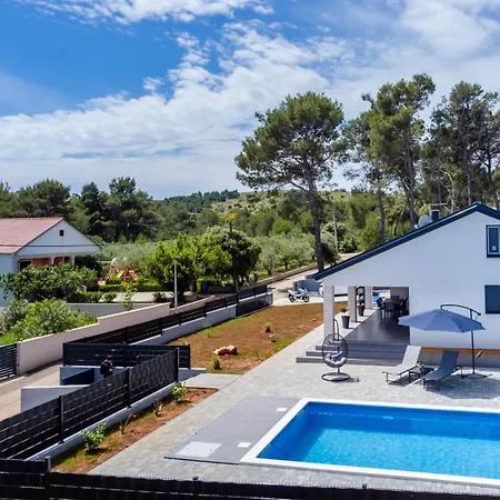 Willa New! In With Private Pool - Ta Leut Agency